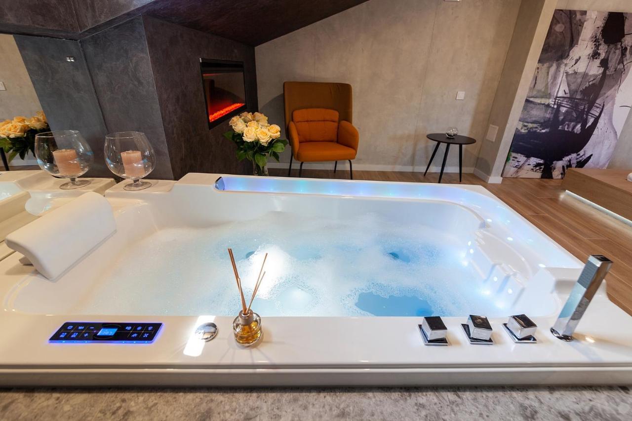 Royal Vip Jacuzzi Apart Lemberg Exterior foto