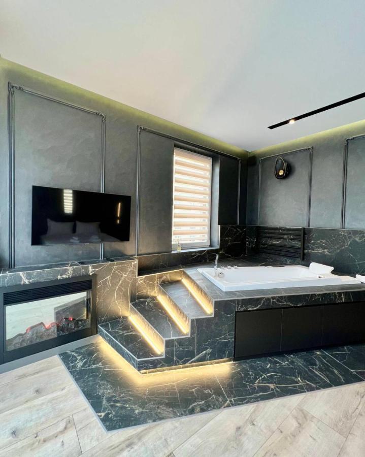 Royal Vip Jacuzzi Apart Lemberg Exterior foto